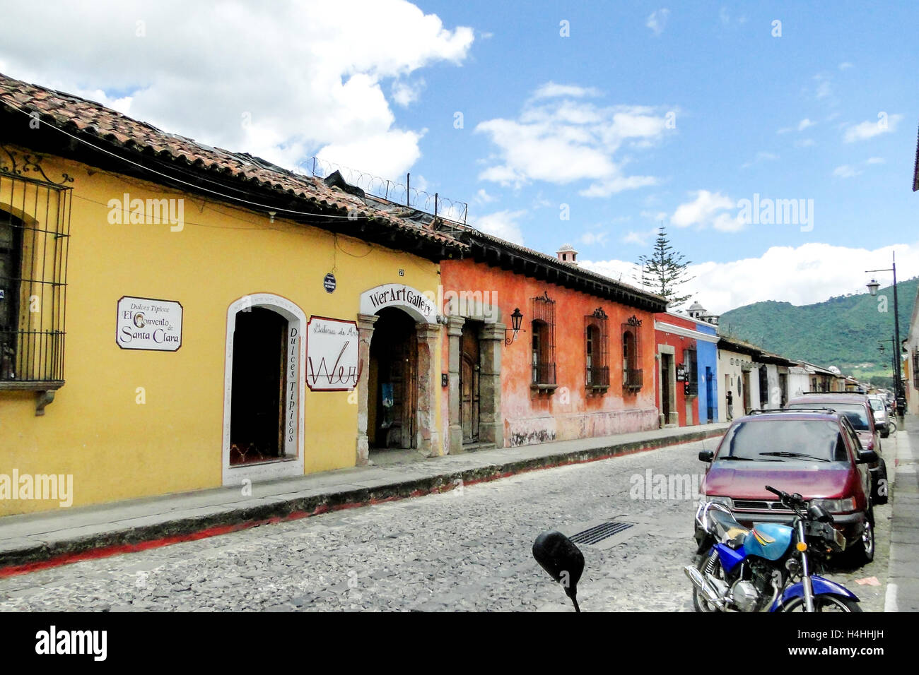 Antigua, Guatemala - 16 juin 2011 : des rues pavées d'Antigua, Guatemala en été avec un ciel bleu au-dessus. Usage éditorial onl Banque D'Images