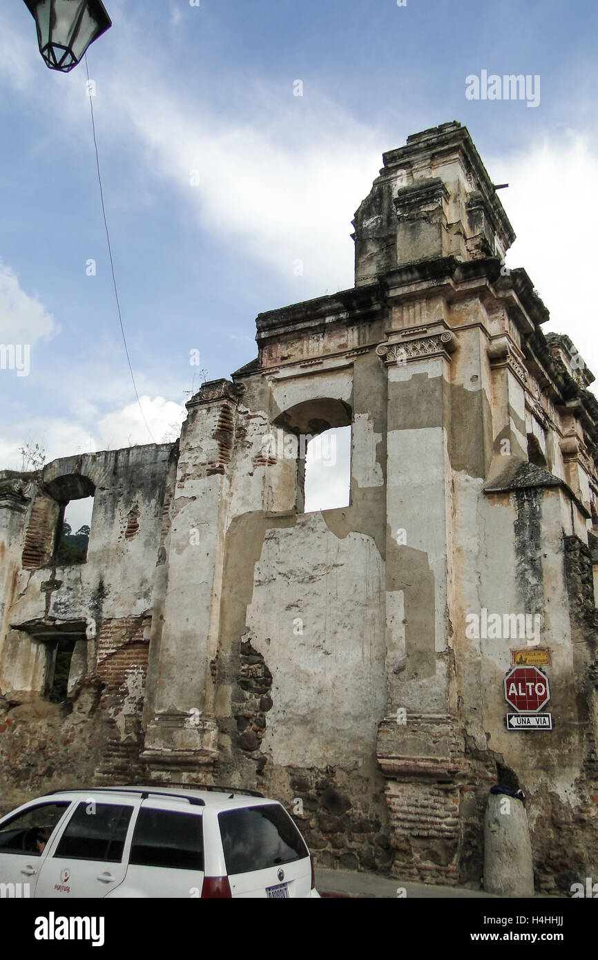 Antigua, Guatemala - 16 juin 2011 : des rues pavées d'Antigua, Guatemala avec les ruines le long de la côte en été avec un lecteur blu Banque D'Images