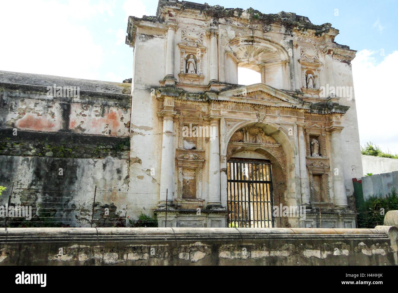 Antigua, Guatemala - 16 juin 2011 : des rues pavées d'Antigua, Guatemala avec les ruines le long de la côte en été avec un lecteur blu Banque D'Images