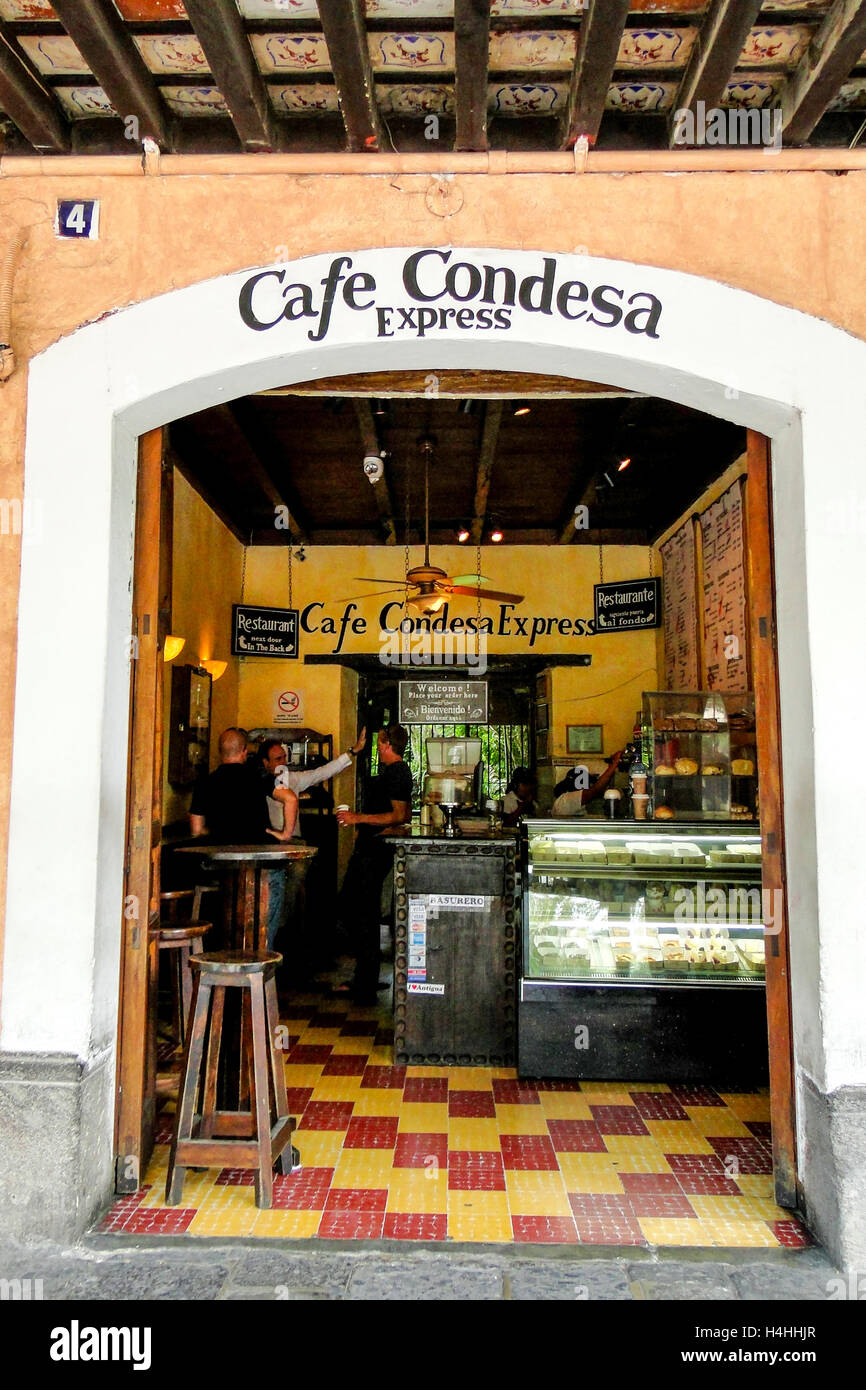 Antigua, Guatemala - 16 juin 2011 : l'entrée du restaurant Café Condesa à Antigua, Guatemala. Usage éditorial uniquement. Banque D'Images