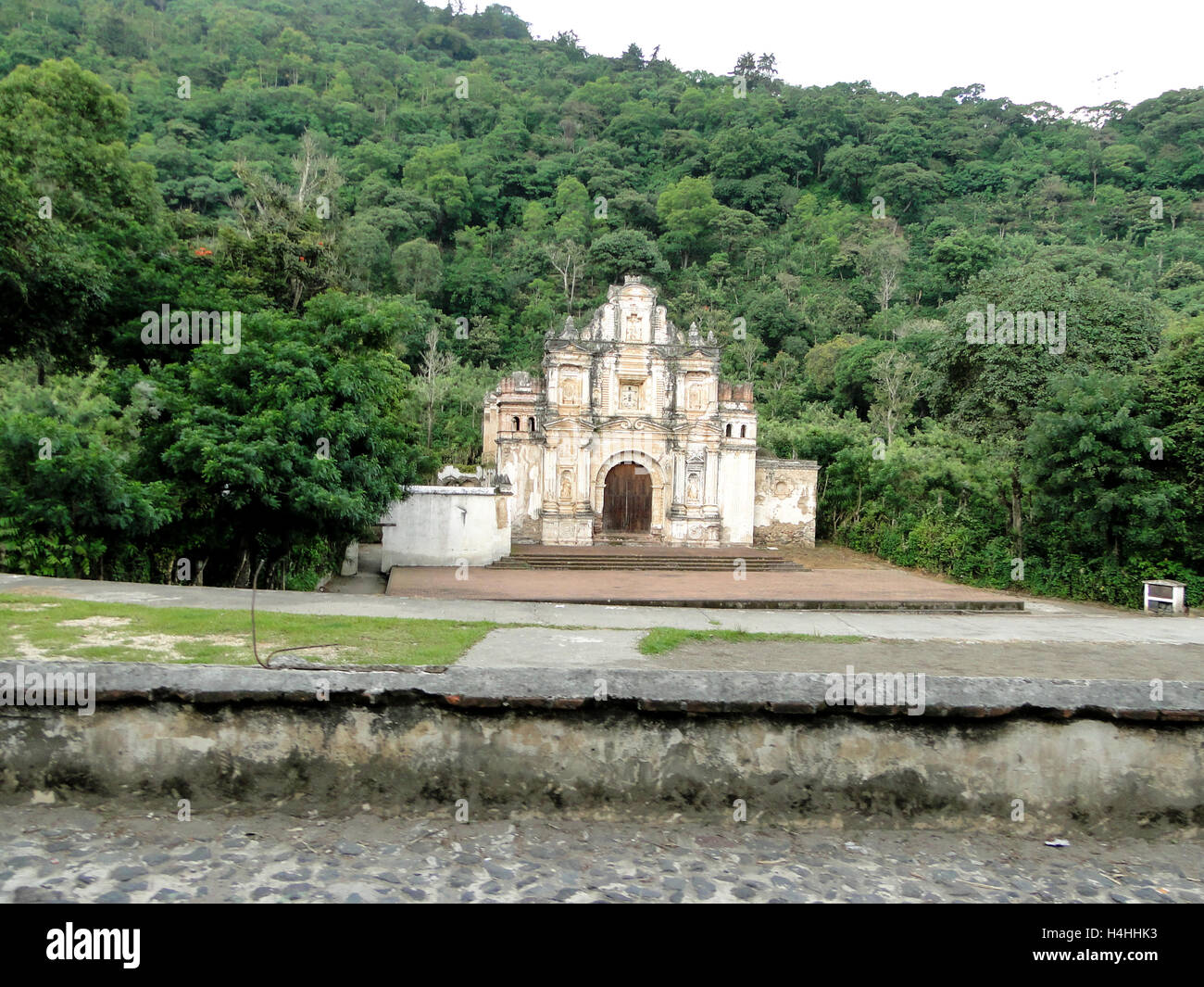 Antigua, Guatemala - 16 juin 2011 : Antigua Guatemala, ruines de l'église La Ermita de la Santa Cruz de ruines. Usage éditorial uniquement. Banque D'Images