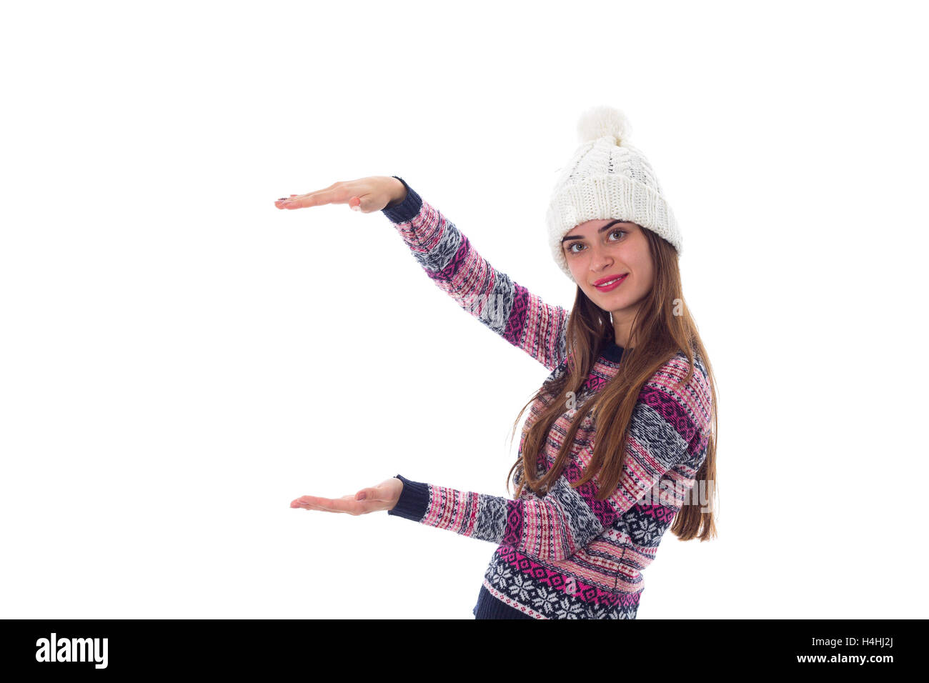 Femme en chandail et white hat holding quelque chose Banque D'Images