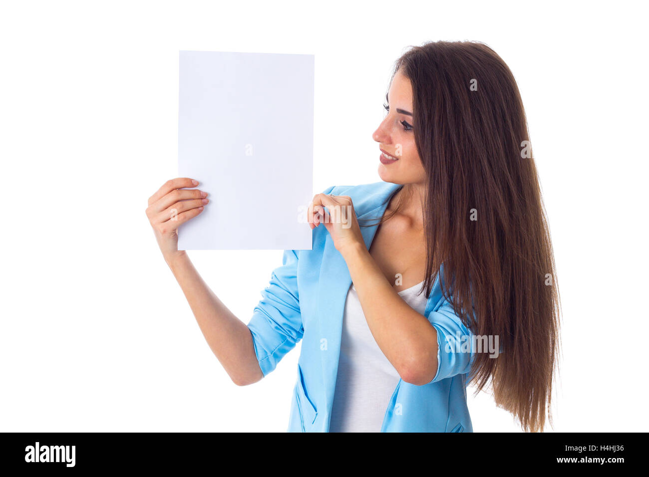 Femme tenant une feuille de papier blanc Banque D'Images