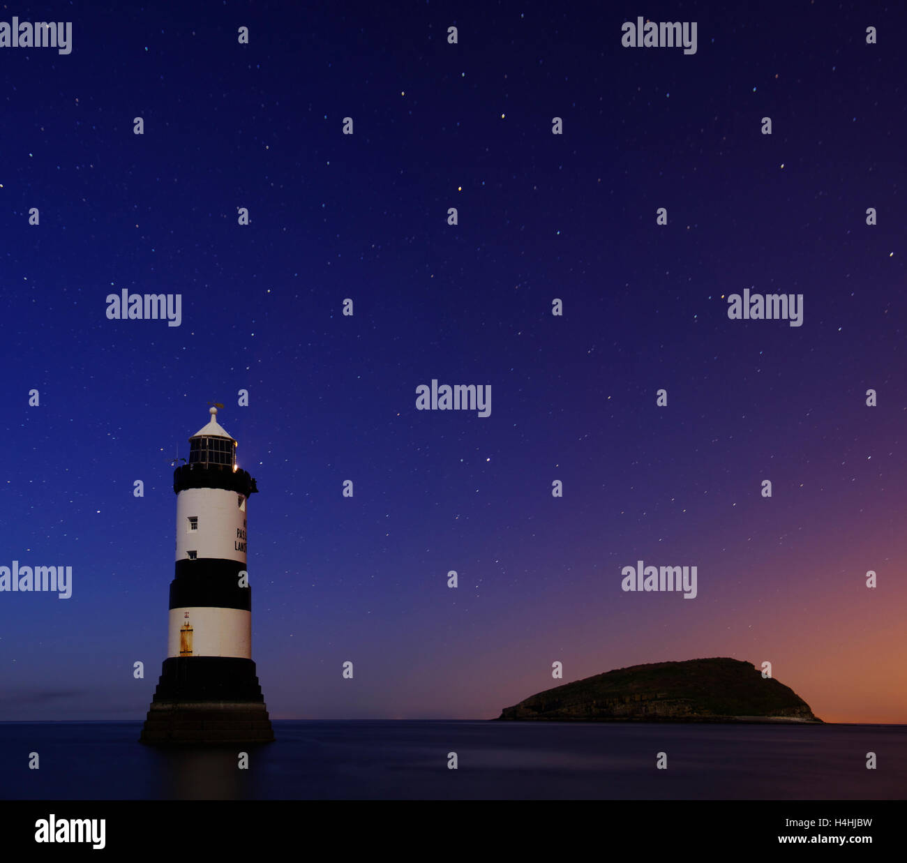 Penmon Lighthouse et Puffin Island, la nuit Banque D'Images