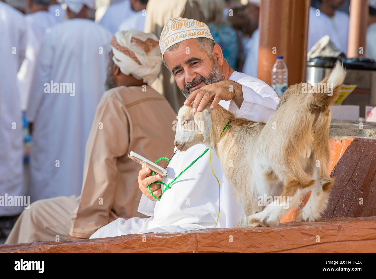 Niawa, Oman, October 13th, 2016 : l'homme avec sa chèvre omanais à Nizwa market Banque D'Images