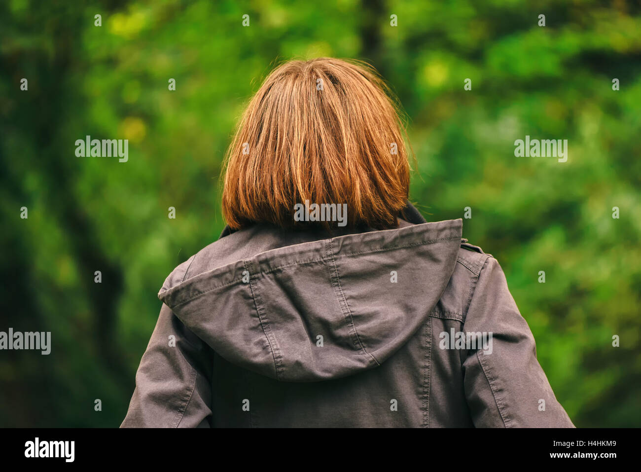 Vue arrière du pied féminin occasionnelles en automne parc ou forêt, femme en automne paysage environnement de derrière Banque D'Images