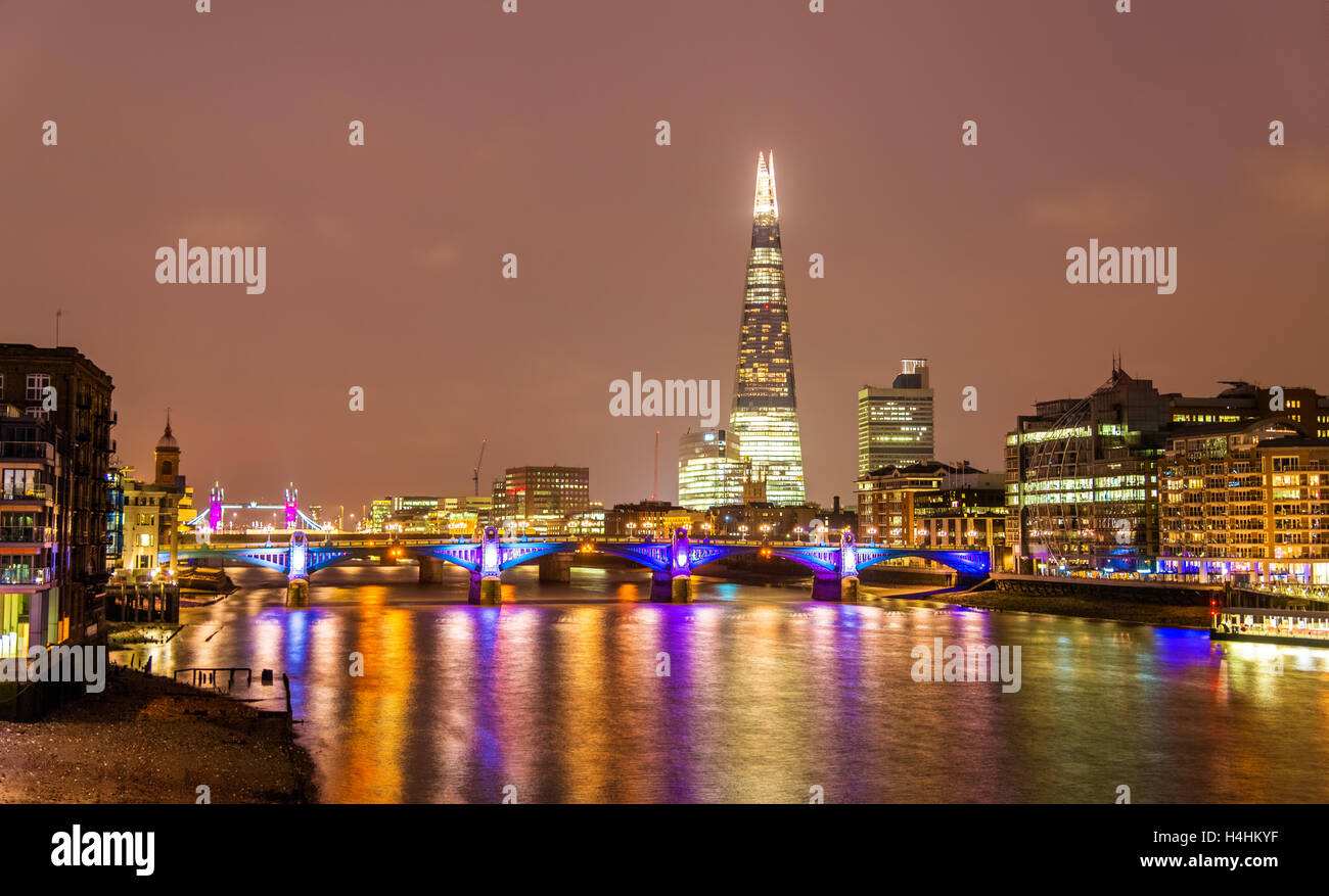 Des toits de Londres avec la rivière Thames - Angleterre Banque D'Images