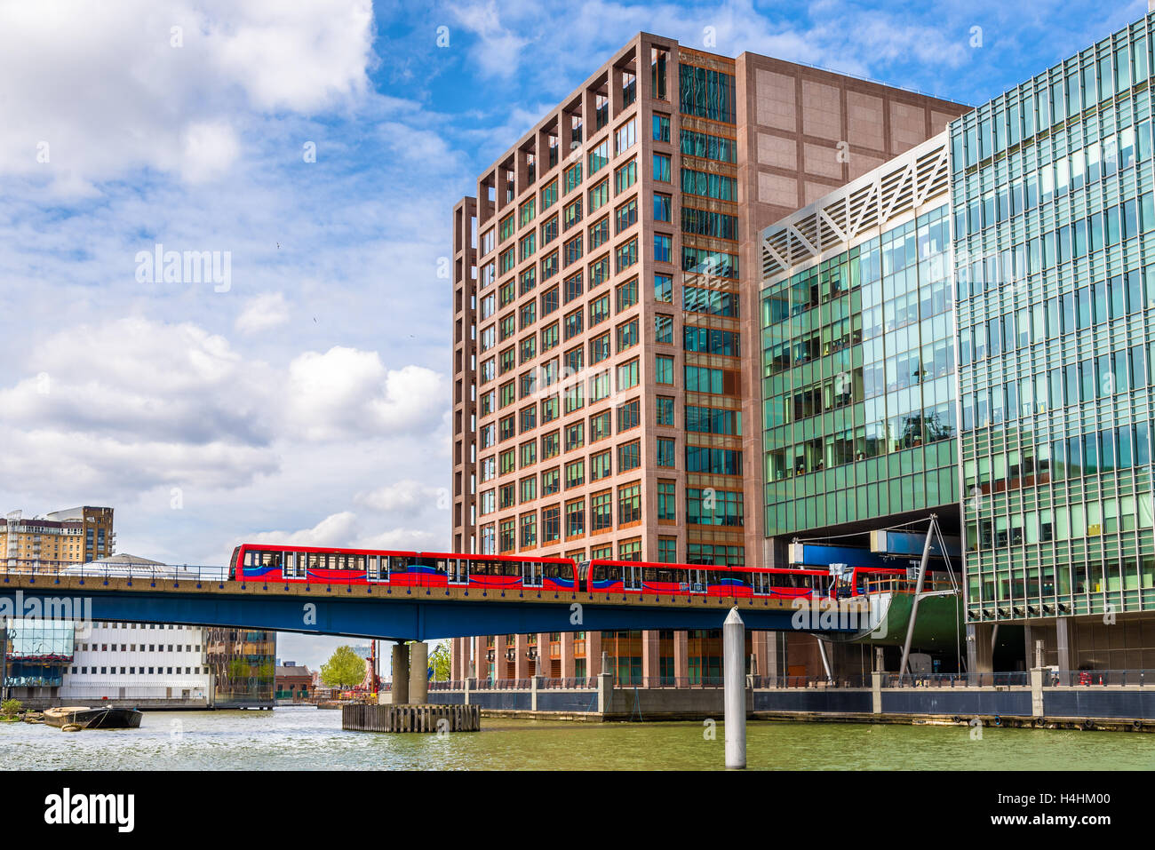 Docklands Light Railway dans le quartier des affaires Canary Wharf de Lon Banque D'Images