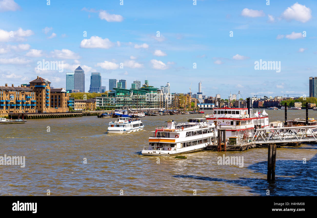 Vue sur la Tamise de Tower Bridge - Londres, Angleterre Banque D'Images