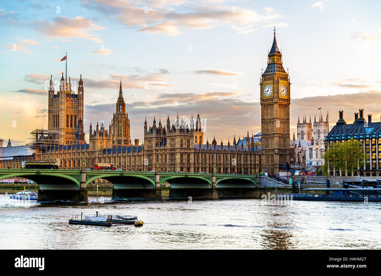 Le Palais de Westminster à Londres dans la soirée - Angleterre Banque D'Images