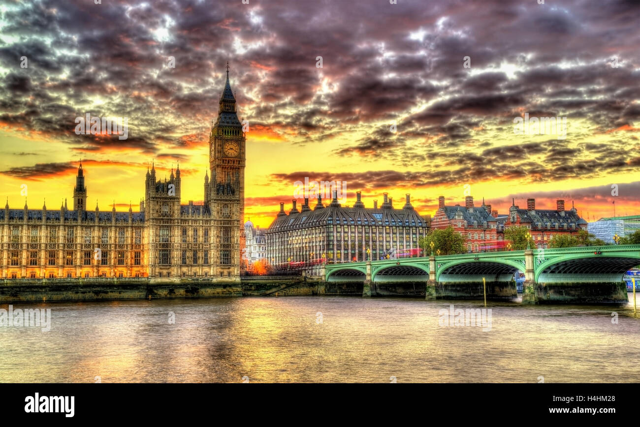 Le Palais de Westminster à Londres dans la soirée - Angleterre Banque D'Images