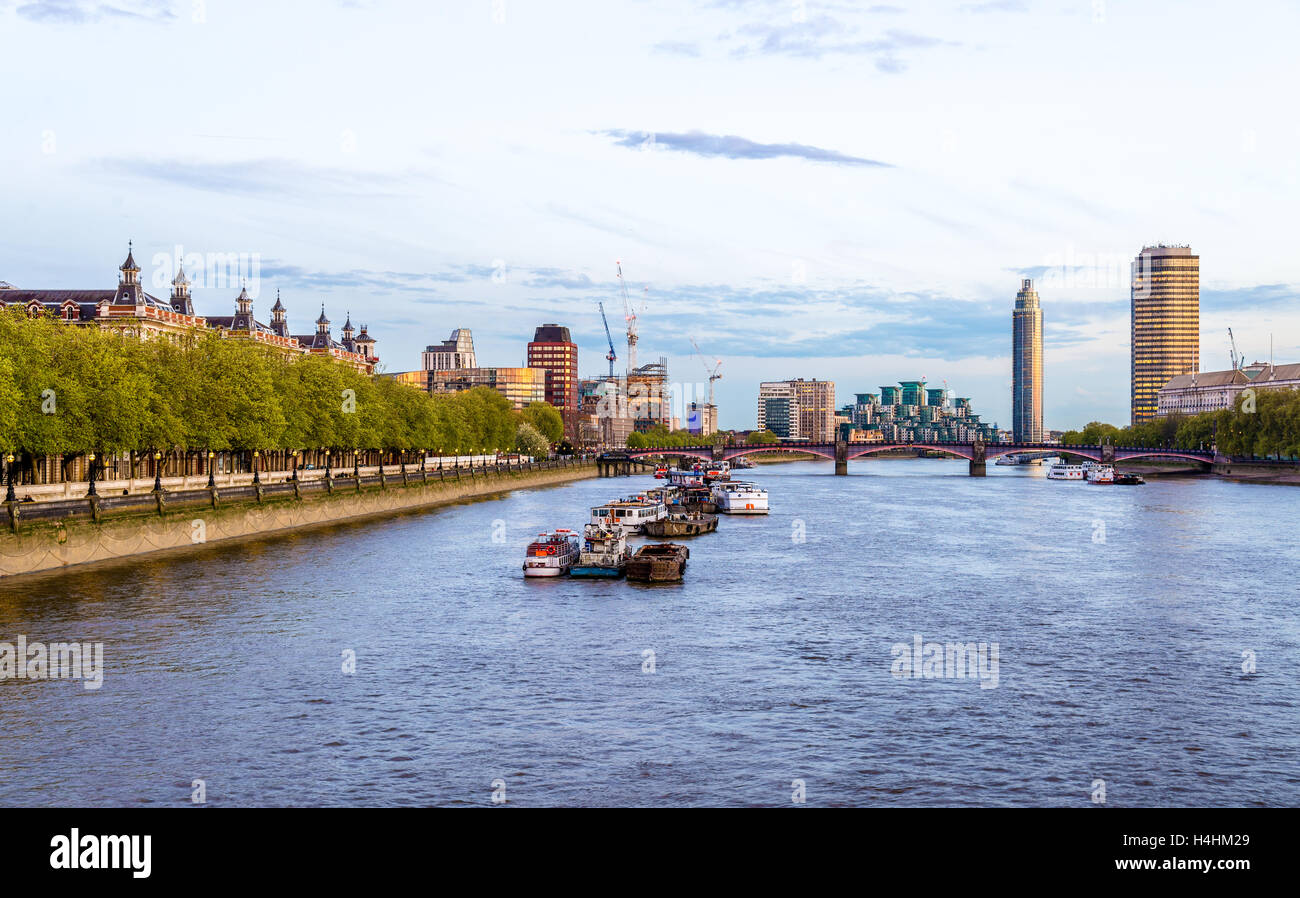 Vue sur la Tamise vers Lambeth Bridge - Londres Banque D'Images