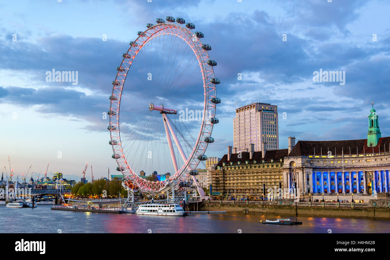 Vue sur le London Eye, une grande roue - Angleterre Banque D'Images
