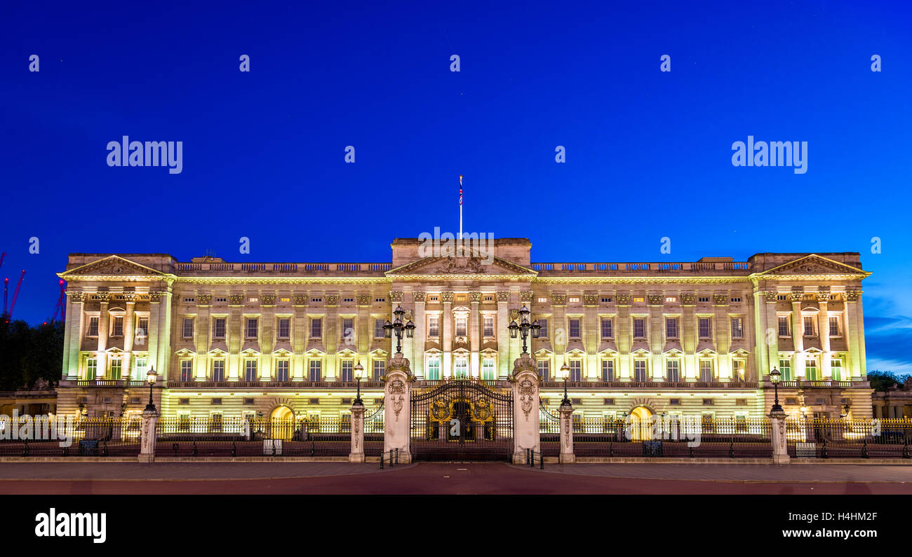 Le palais de Buckingham dans la soirée - Londres, Angleterre Banque D'Images