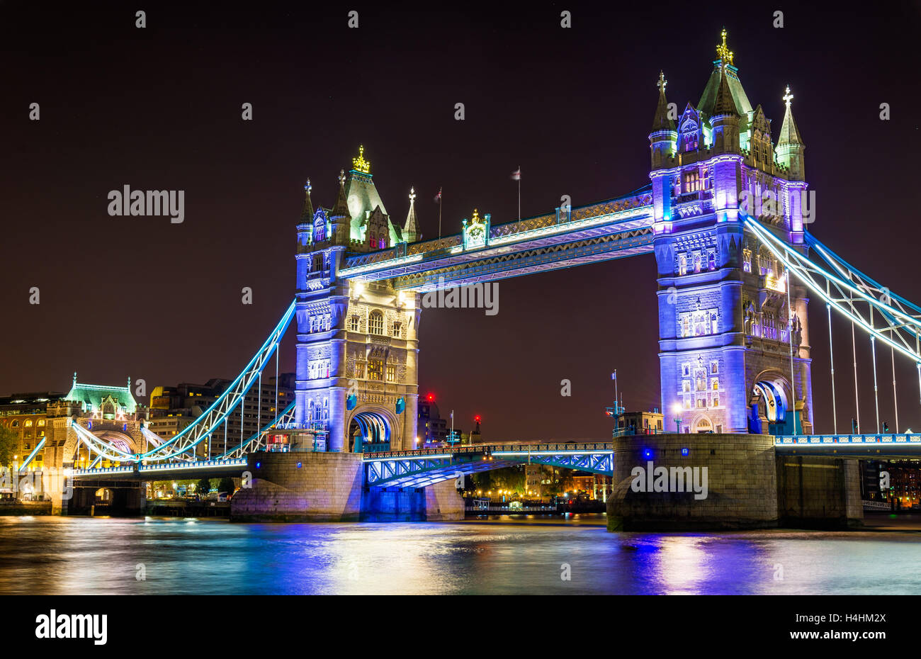 L'éclairage de nuit de Tower Bridge à Londres - Angleterre Banque D'Images
