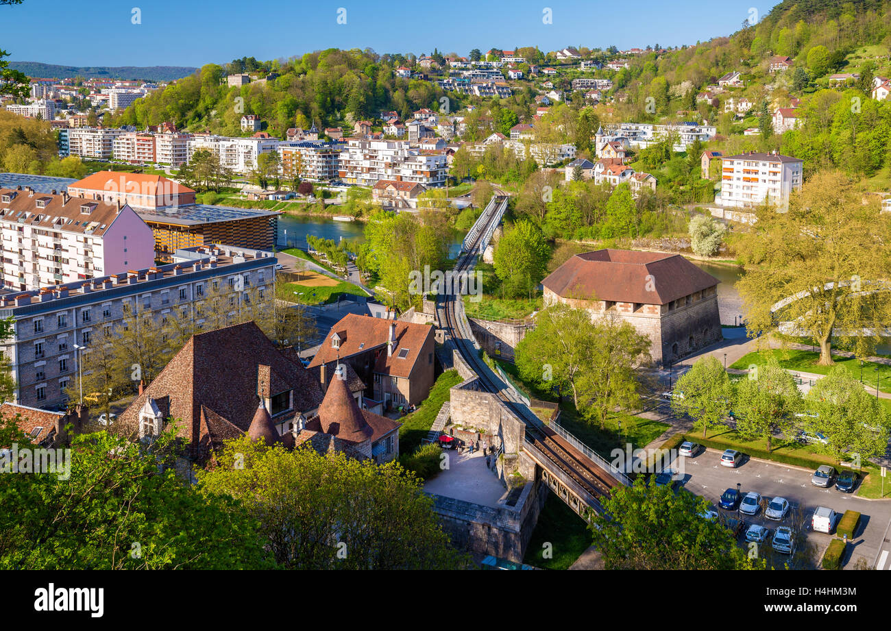 Passage à niveau du Doubs à Besançon - France Banque D'Images