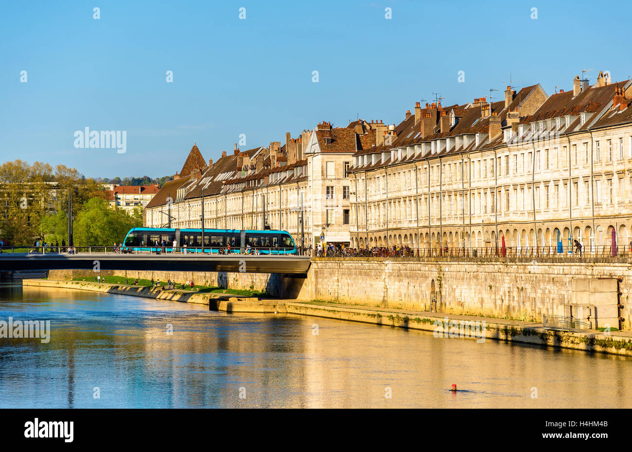 Avis de remblai à Besançon avec le tram sur un pont - France Banque D'Images