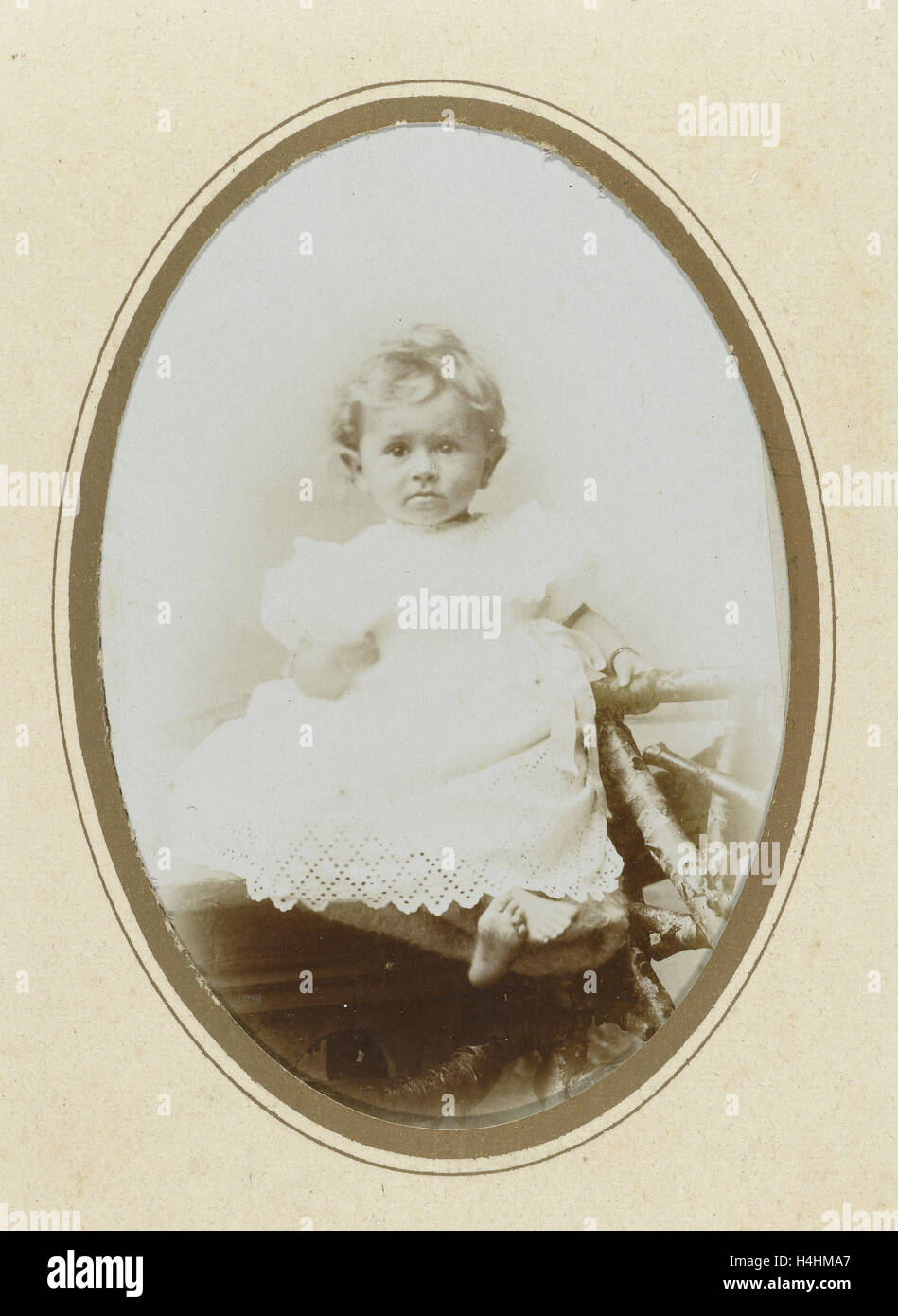 Robe Crochet maternelle Portrait assis sur une clôture rustique, Th.F. v.d. Pol, 1900 Banque D'Images