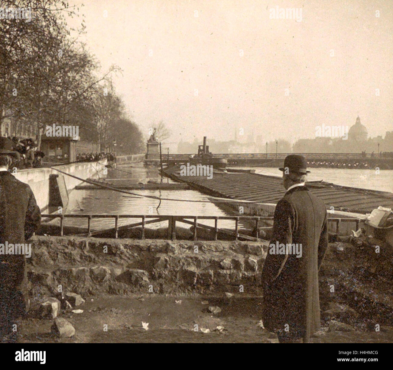 Les gens regardent la haute altitude de la Seine lors des inondations de Paris, France, 1910 Banque D'Images