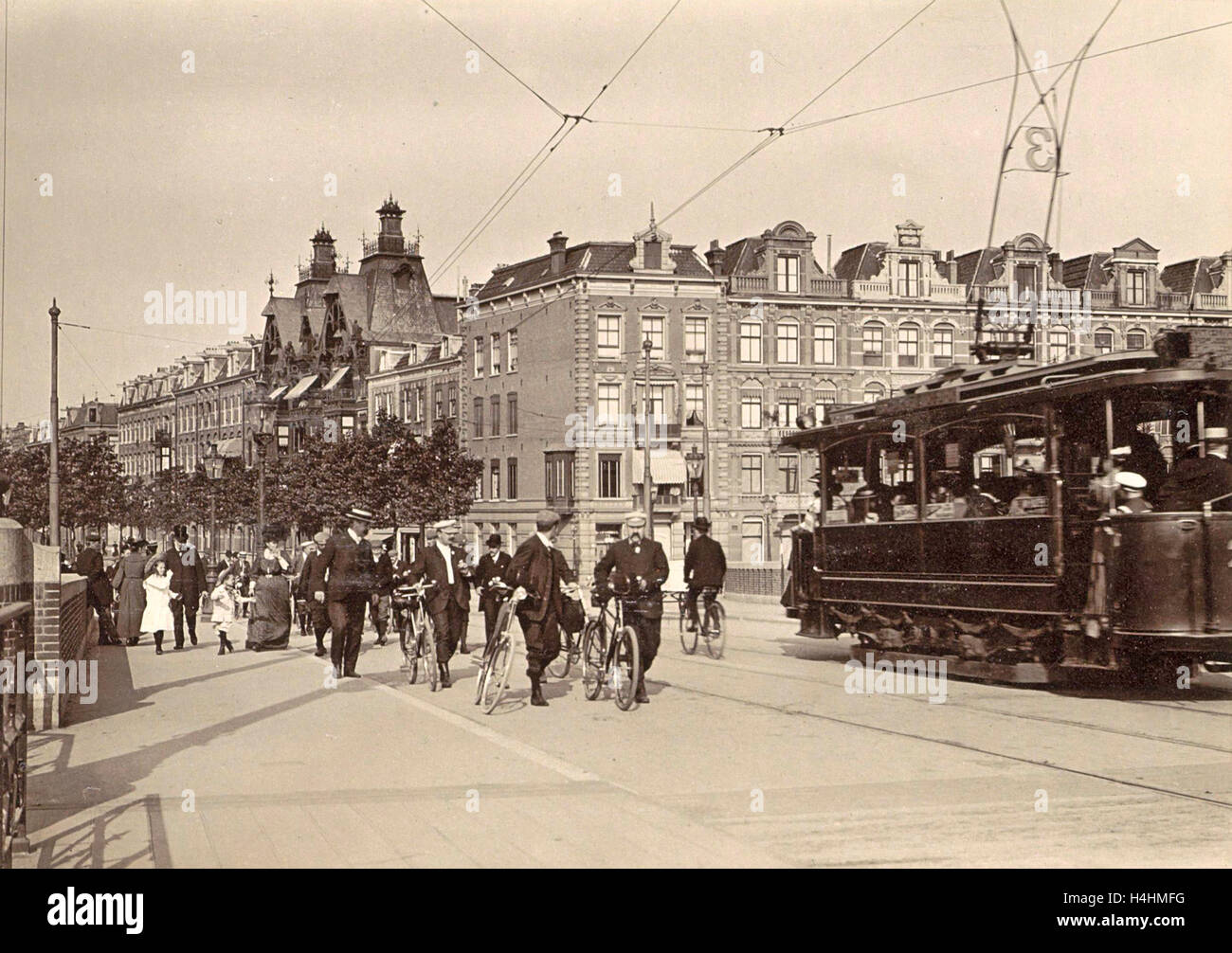 Le tram 3 et les passants sur la nouvelle direction donnée Amstelbrug Ceintuurbaan, les Pays-Bas, l'Anonyme, c. 1903 - c. 1910 Banque D'Images