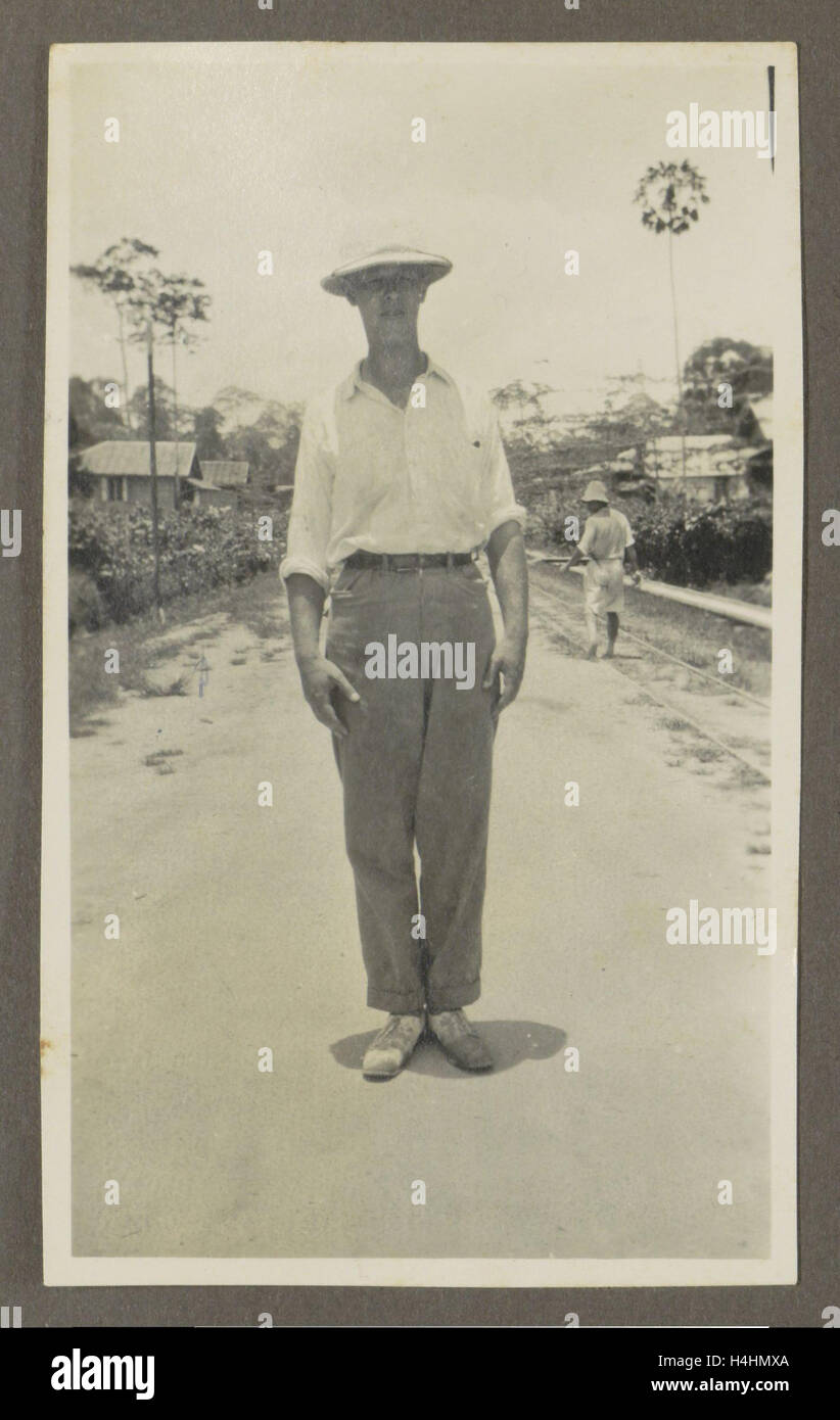 Un homme portant un casque colonial posant sur une route, Anonyme,Indes néerlandaises, l'Indonésie Banque D'Images