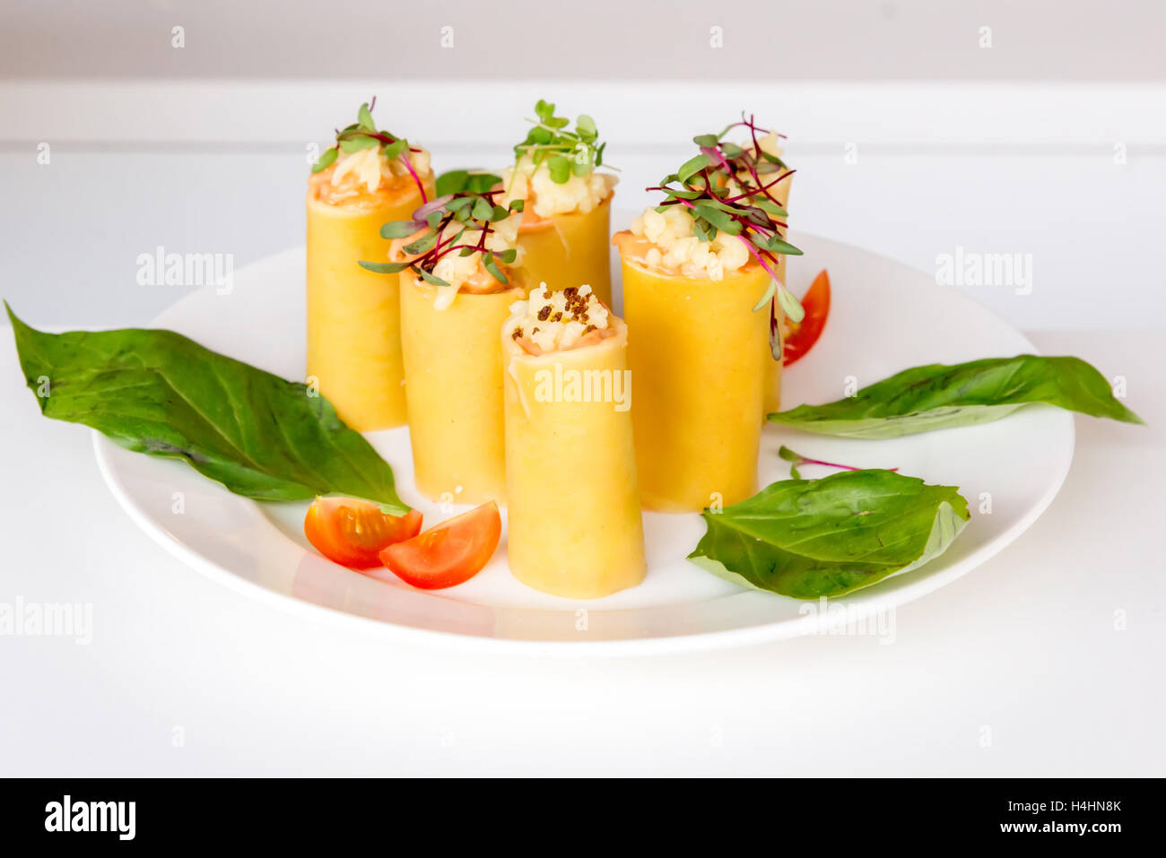 La mise en bouche - fromage rouleaux avec viande et légumes Banque D'Images