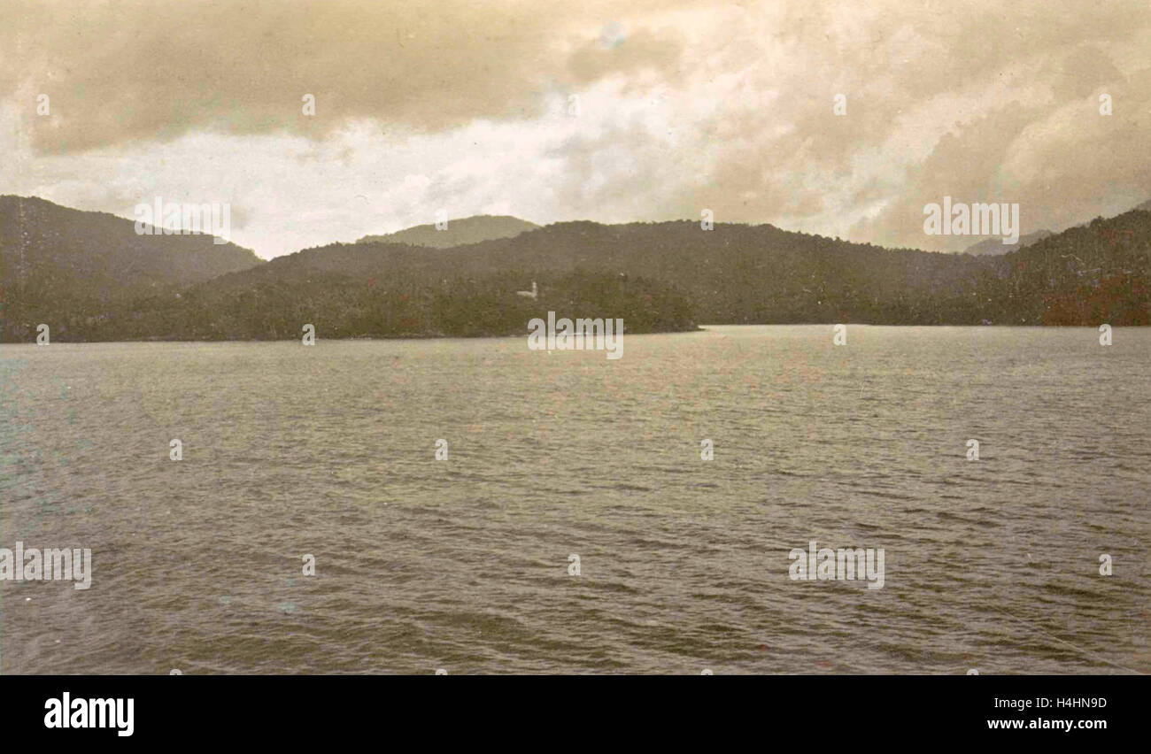 Sabang lake avec des montagnes, l'Indonésie, Anonyme, 1900 - 1930 Banque D'Images
