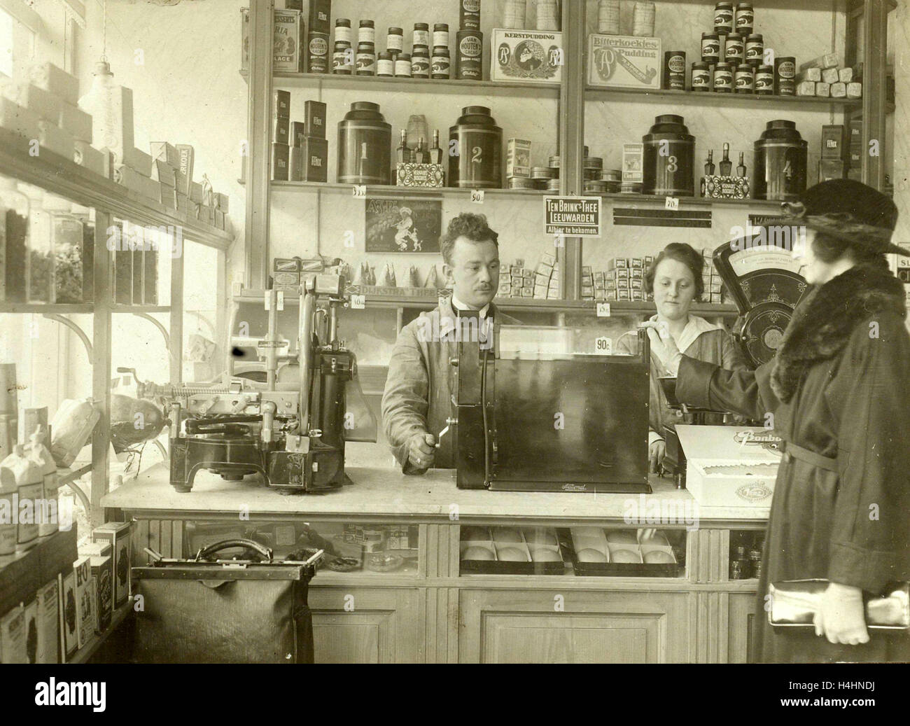 Intérieur de l'Épicerie G. v.d Woerdt Van Woustraat 180, Amsterdam, Pays-Bas, anonyme, c. 1920 Banque D'Images