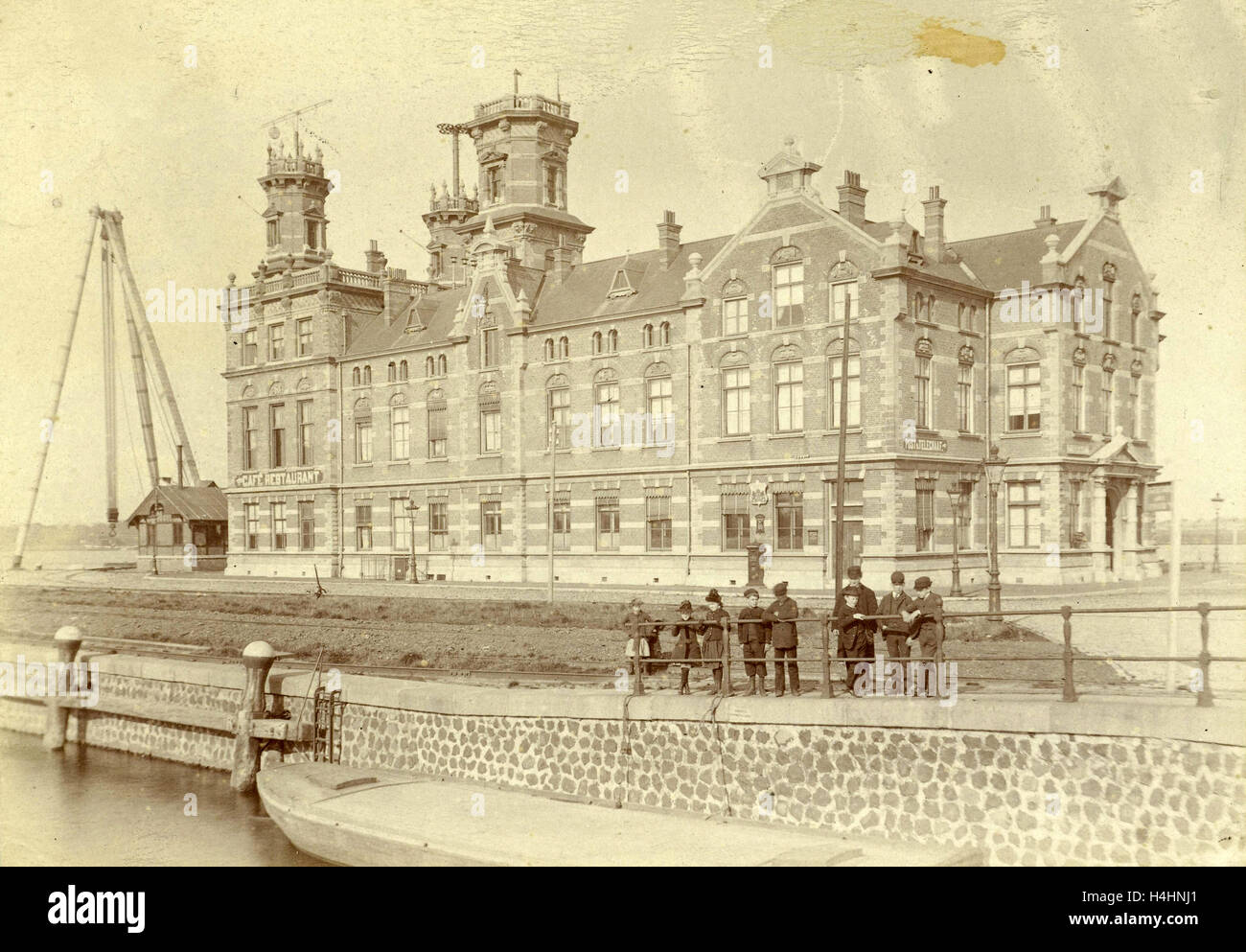 Restaurant avec post and telegraph building sur l'Est de Docklands à Amsterdam, Pays-Bas, Anonyme, 1880 - 1940 Banque D'Images