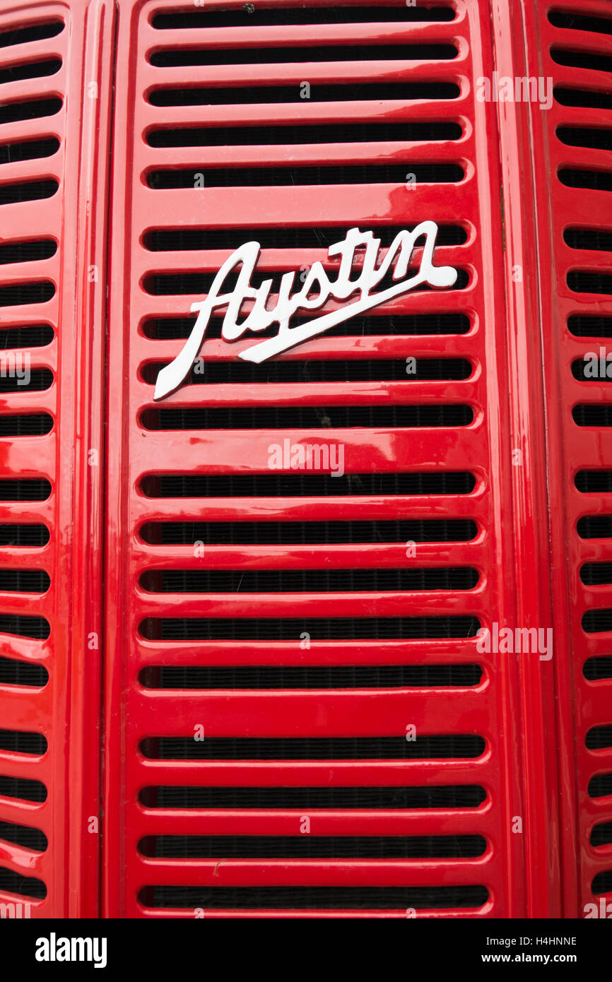 Close up of red Austin K chariot grill avec logo argent Austin Banque D'Images