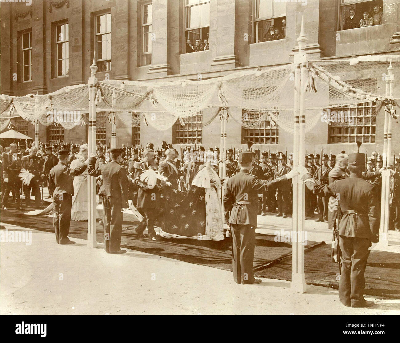 La Reine Wilhelmine sous l'auvent au cours de son inauguration, attribué à Barend Groote, 1898 Banque D'Images