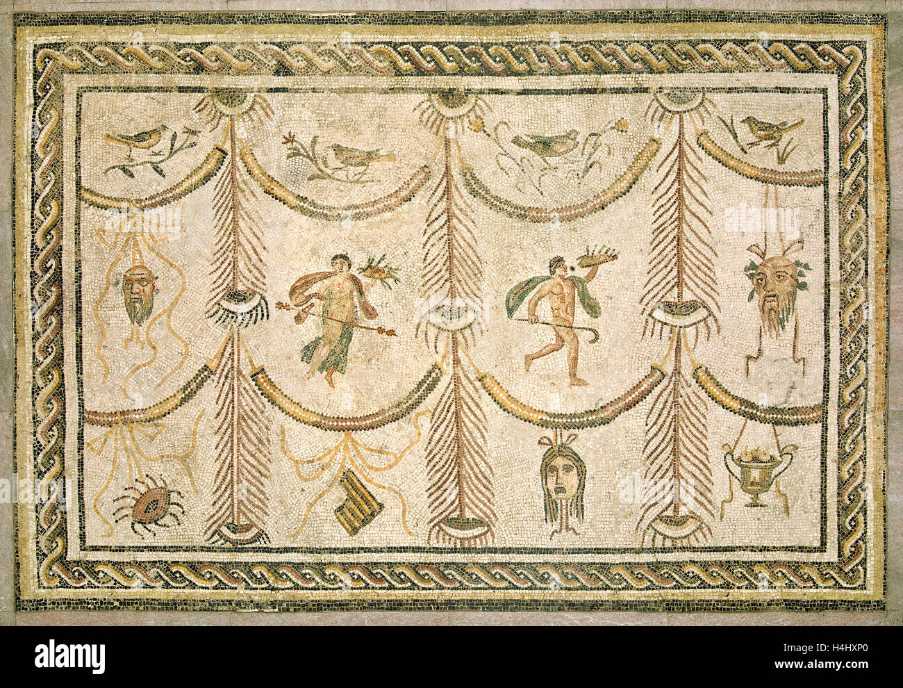 3e siècle romain, symboles de Bacchus, dieu du vin et du théâtre), ch. 200-225 A.D., mosaïque, marbre et verre Banque D'Images