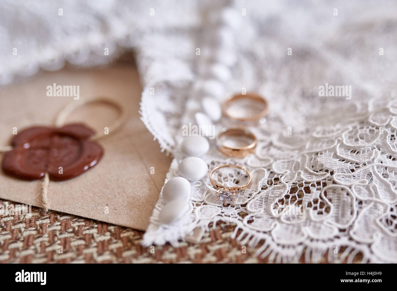 Arrière-plan de mariage avec anneaux dorés et voile Banque D'Images