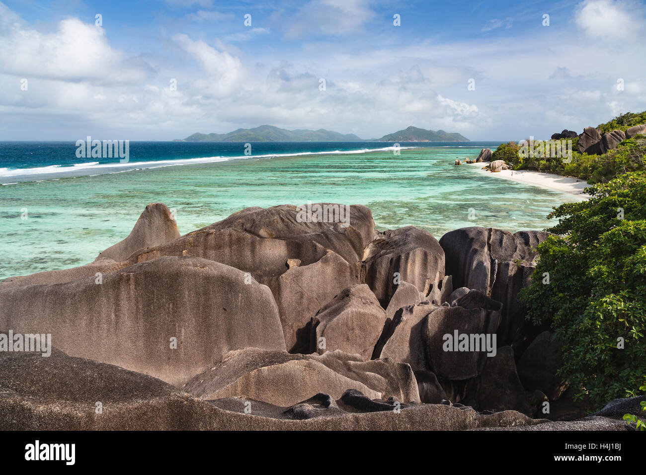 Portrait de la célèbre Anse Source d'argent à la Digue, Seychelles à partir d'un point d'observation de rochers dans la f Banque D'Images