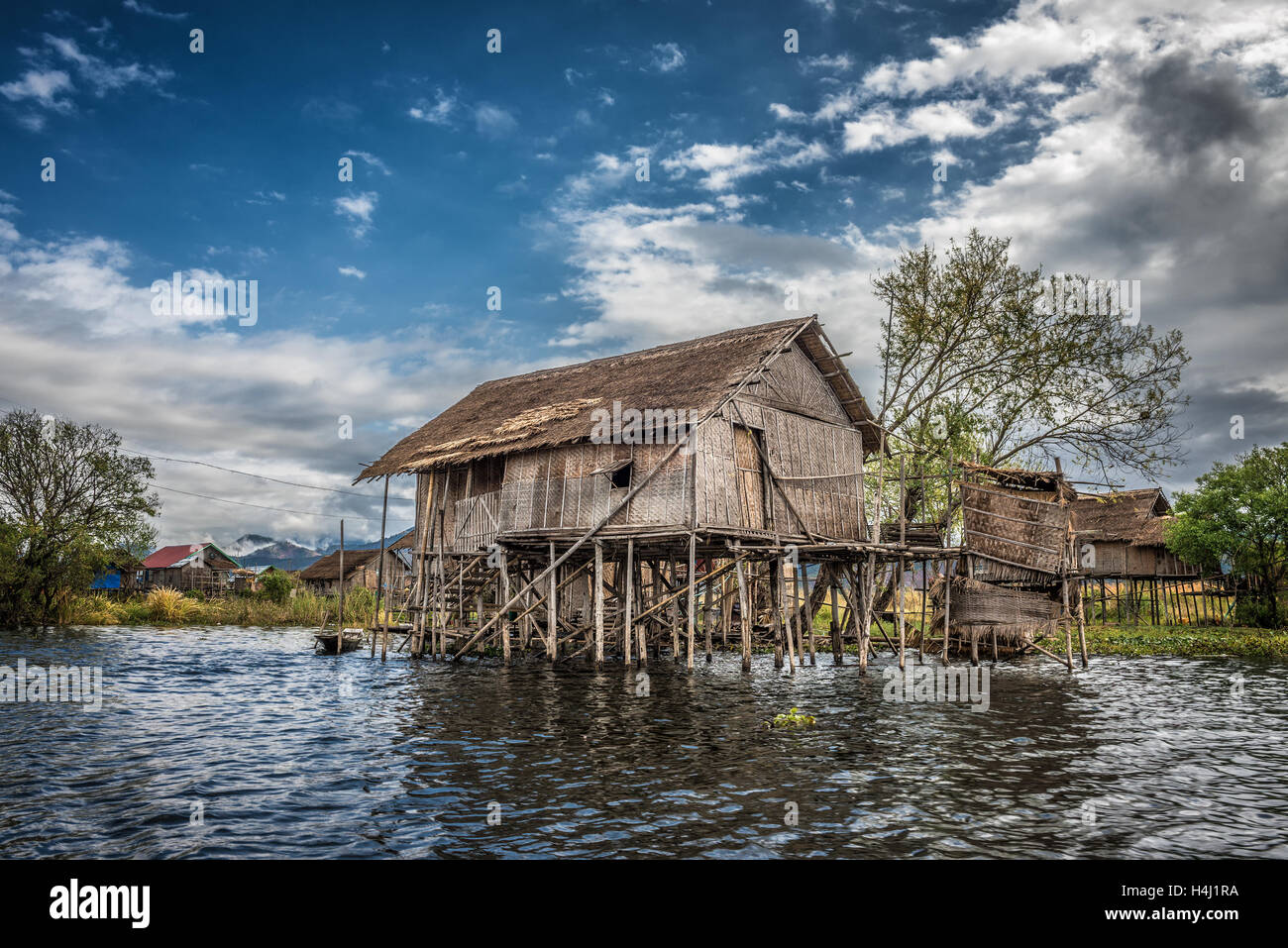 Les maisons en bois sur pilotis habité par la tribu de Inthar, lac Inle, Myanmar Banque D'Images