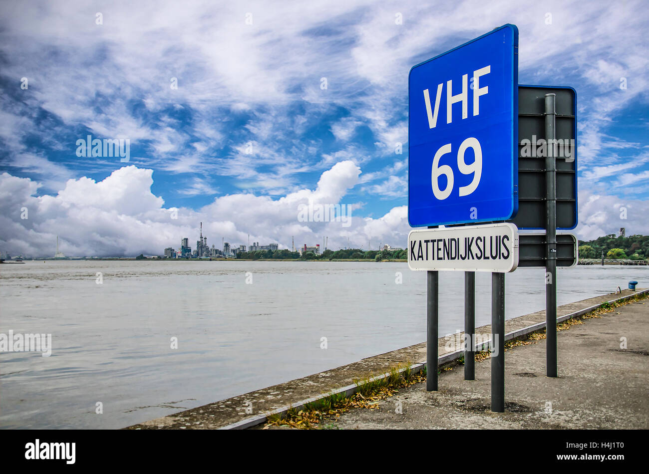 Un pointeur vers la passerelle avec le nom 'Kattendijksluis' sur l'Escaut à Anvers. Banque D'Images