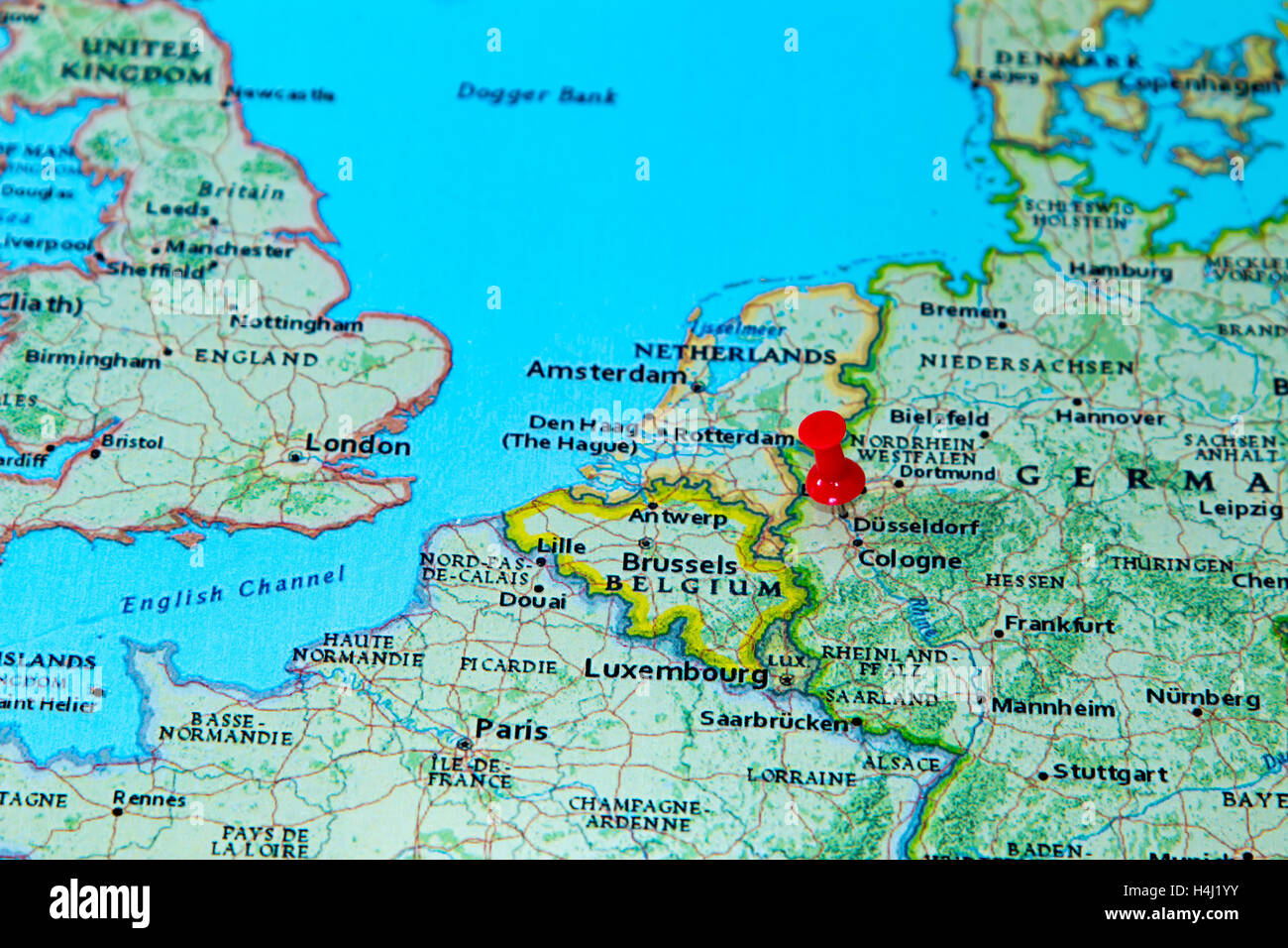 Dusseldorf, Allemagne épinglée sur une carte de l'Europe Banque D