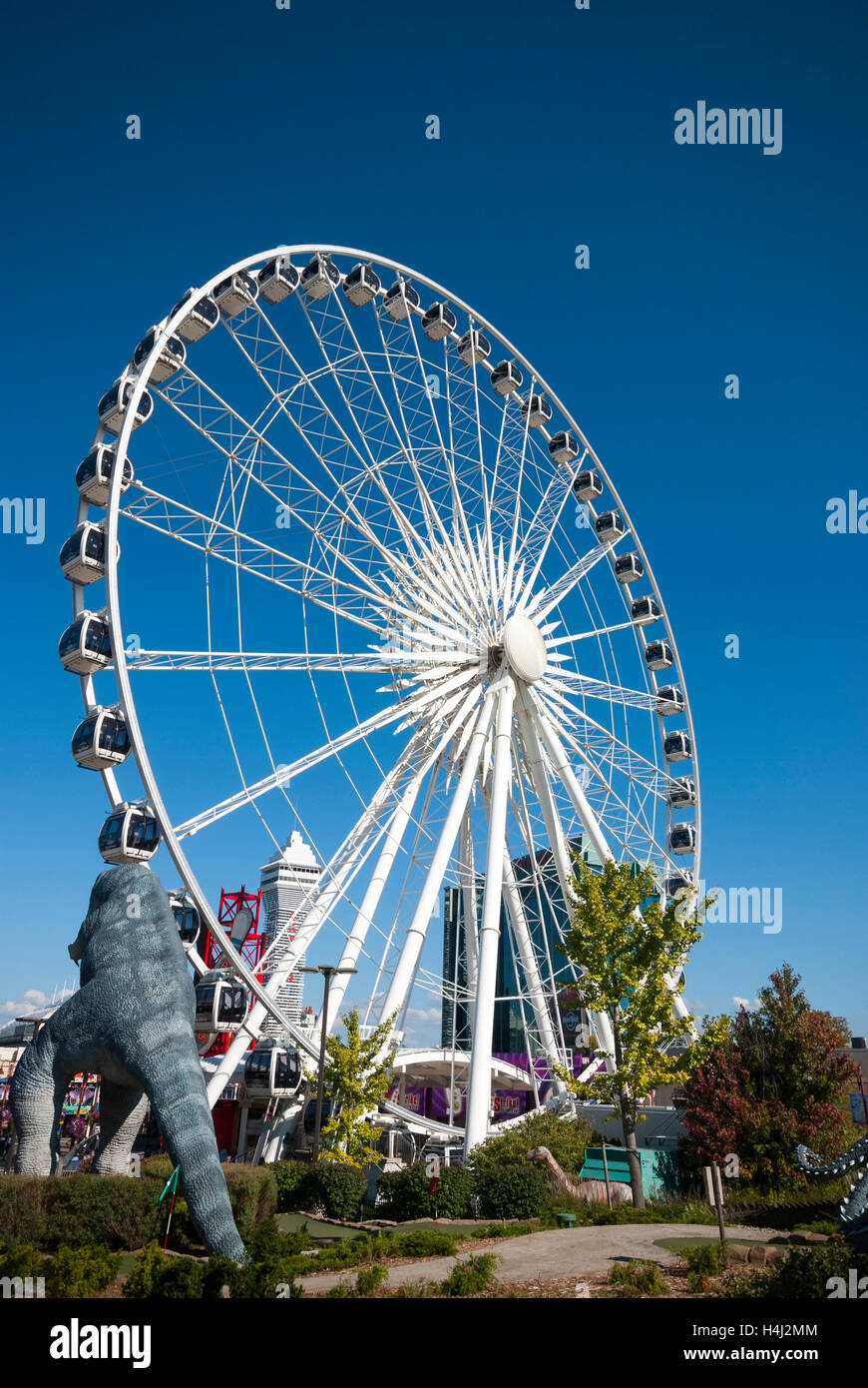 La Skywheel à côté de Dinosaur Adventure Golf a 70 000 pieds carrés à thème dinosaure mini-golf attractions de Niagara Falls Canada Banque D'Images