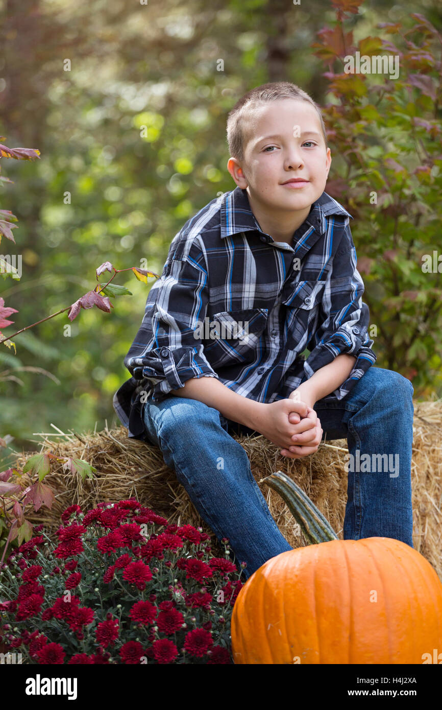 Portrait d'automne happy Young boy outdoors Banque D'Images