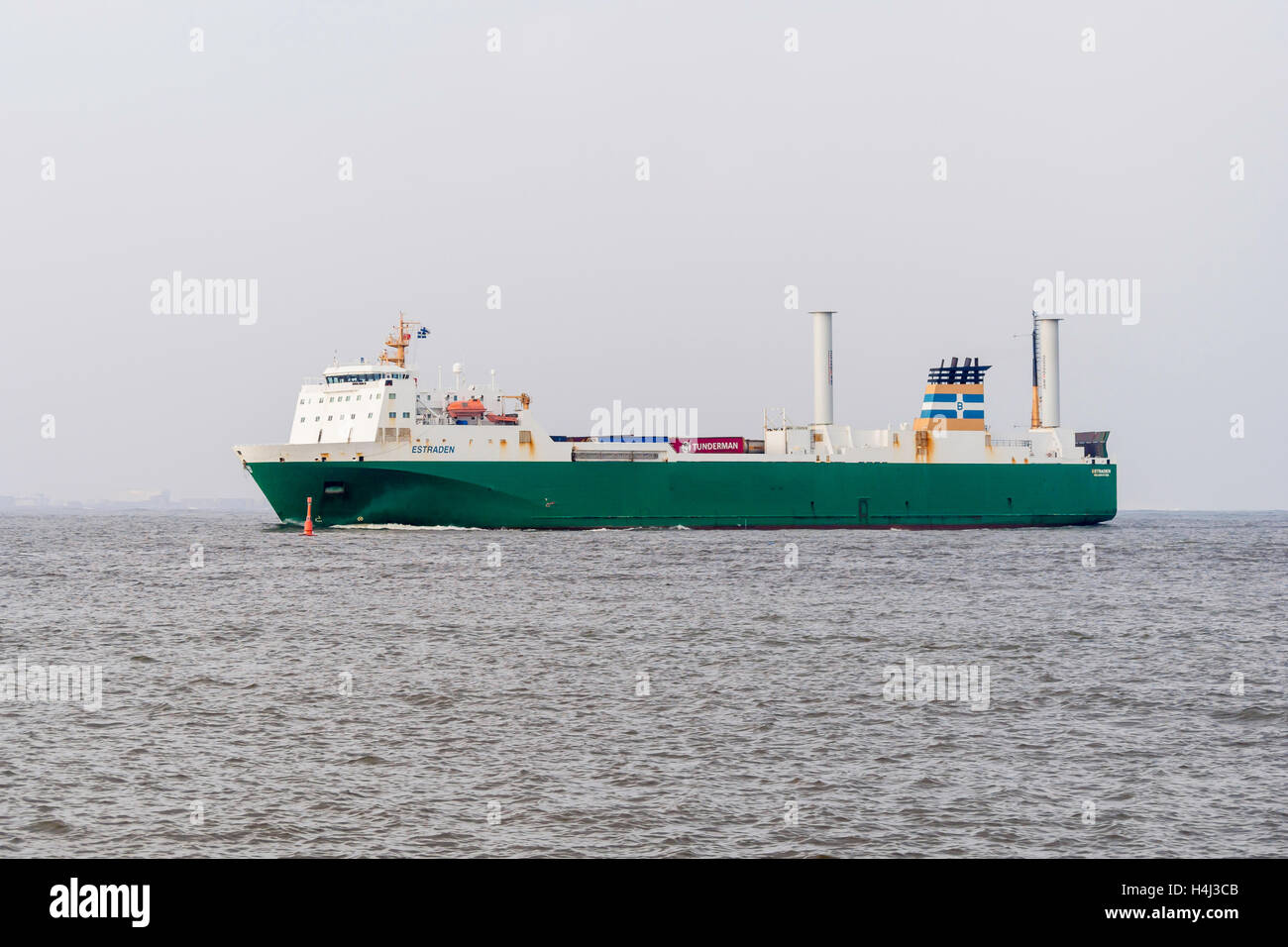 Estraden IMO : 9181077 un Roll on Roll off cargo équipé de deux mètres de haut18 voiles rotor arrivant à Teesport UK Banque D'Images