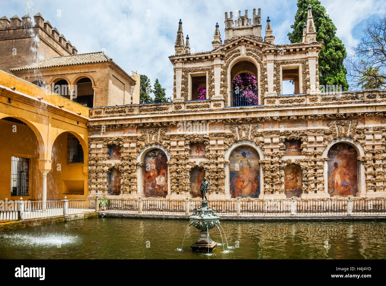 Espagne, Andalousie, Séville, l'Alcazaba, le mercure étang étang contre l'Grutesco Galerie dans l'ancien mur almohade Banque D'Images