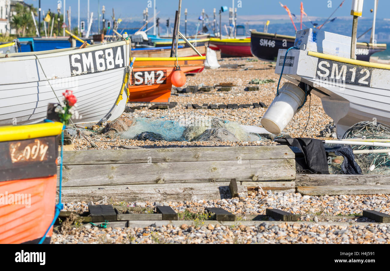 Petits bateaux de pêche hors de l'eau sur East Worthing Beach à Worthing, West Sussex, Angleterre, Royaume-Uni. Banque D'Images