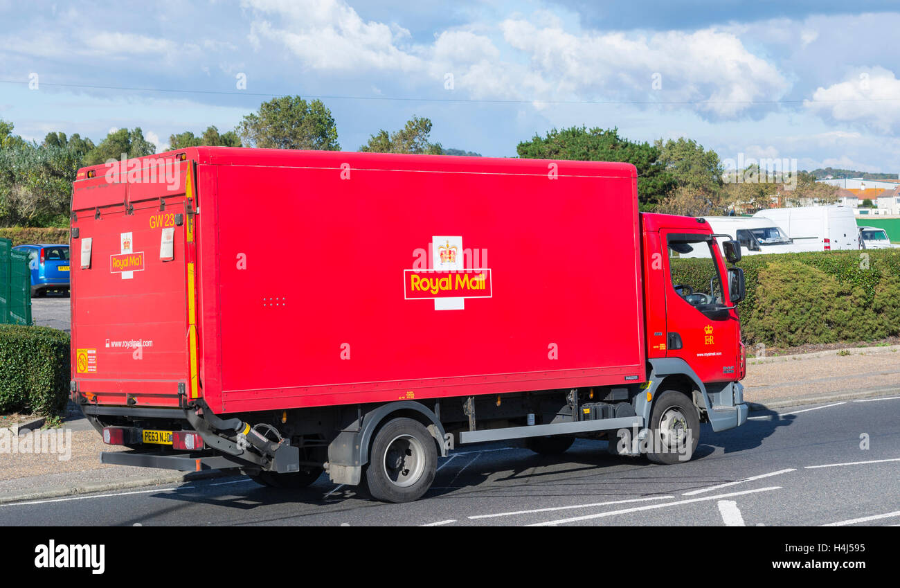 Red Royal Mail et la livraison de colis camion sur une route au Royaume-Uni. Banque D'Images