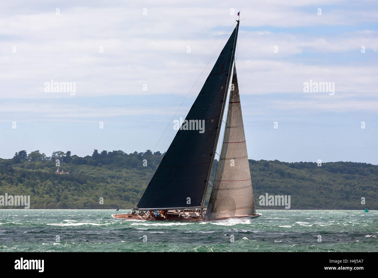 J-Class yacht de 'Ranger' (J5) en battant au vent dans une forte brise juste après le départ, Cowes, UK Banque D'Images