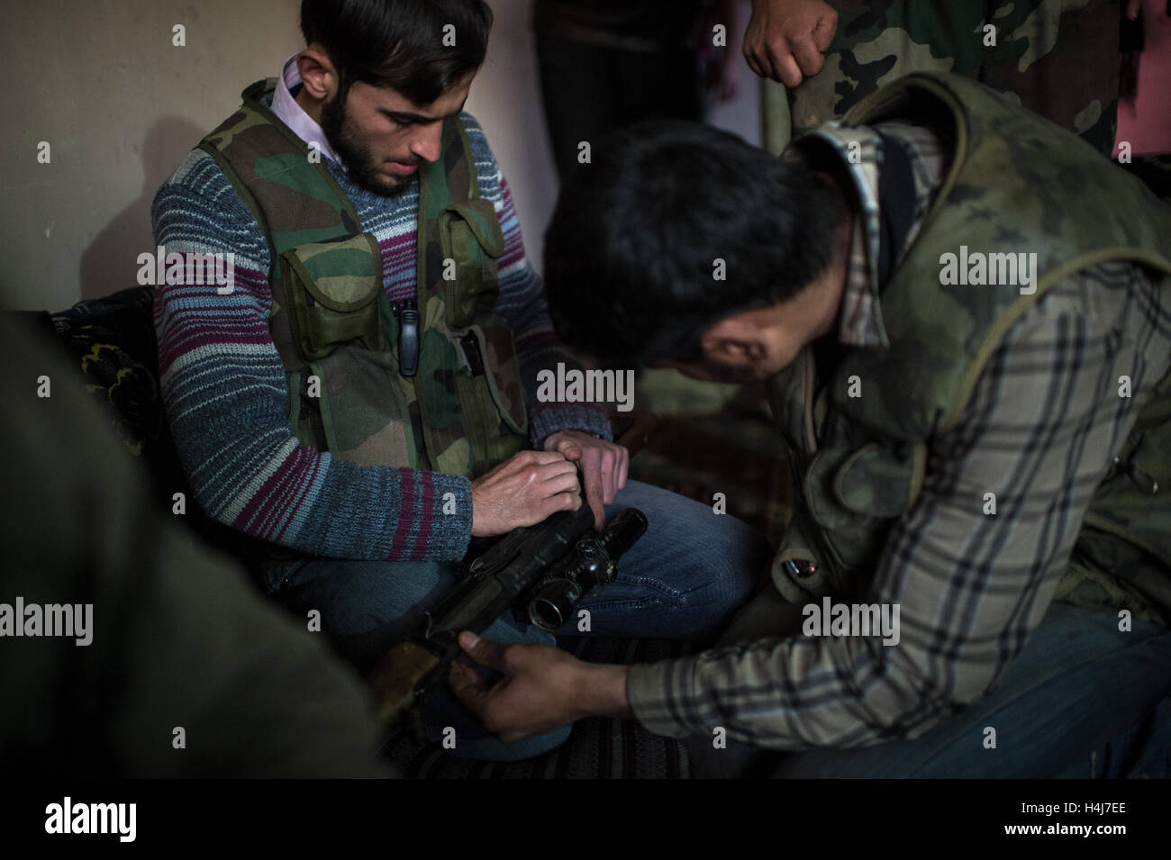 Examen de l'arme - 13/02/2013 - Syrie - Près de l'aéroport. Kwiriss La Brigade Abu Baker ( FSA ) contrôle des armes des combattants dans une katiba ( maison isolée près de l'aéroport Rhône ) comme ils siège l'aéroport militaire de kwiriss près d'Al-bab city sur février 14, 2013 - Edouard Elias / le Pictorium Banque D'Images