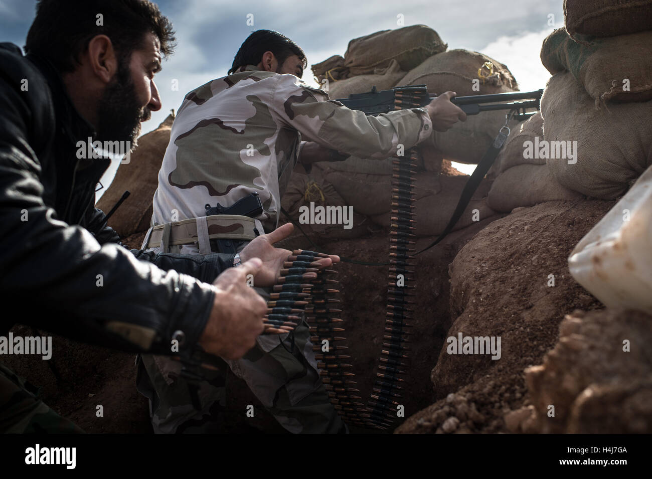 Machine gun combats - 14/02/2013 - Syrie / Alep / Al-Bab - un combattant de la brigade d'Abo Baker ( l'Armée syrienne libre) déclenche un à l'arme lourde au cours de combats contre les troupes gouvernementales syriennes défendre le Kwiriss aéroport militaire, dans Al-Bab près d'Alep. - Edouard Elias / le Pictorium Banque D'Images