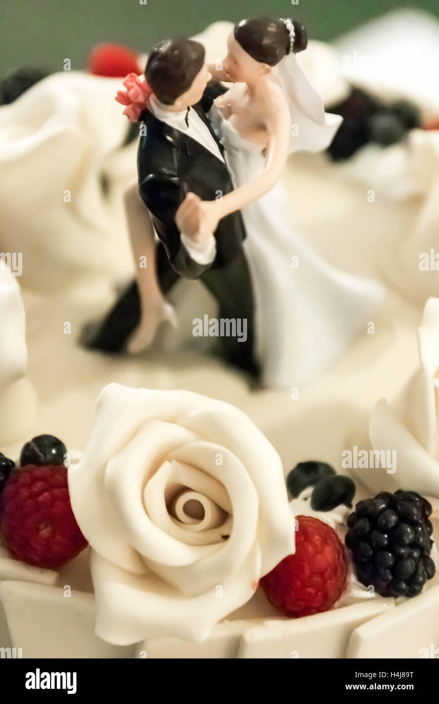 Jeunes mariés, figurine couple on-top de gâteau de mariage Banque D'Images