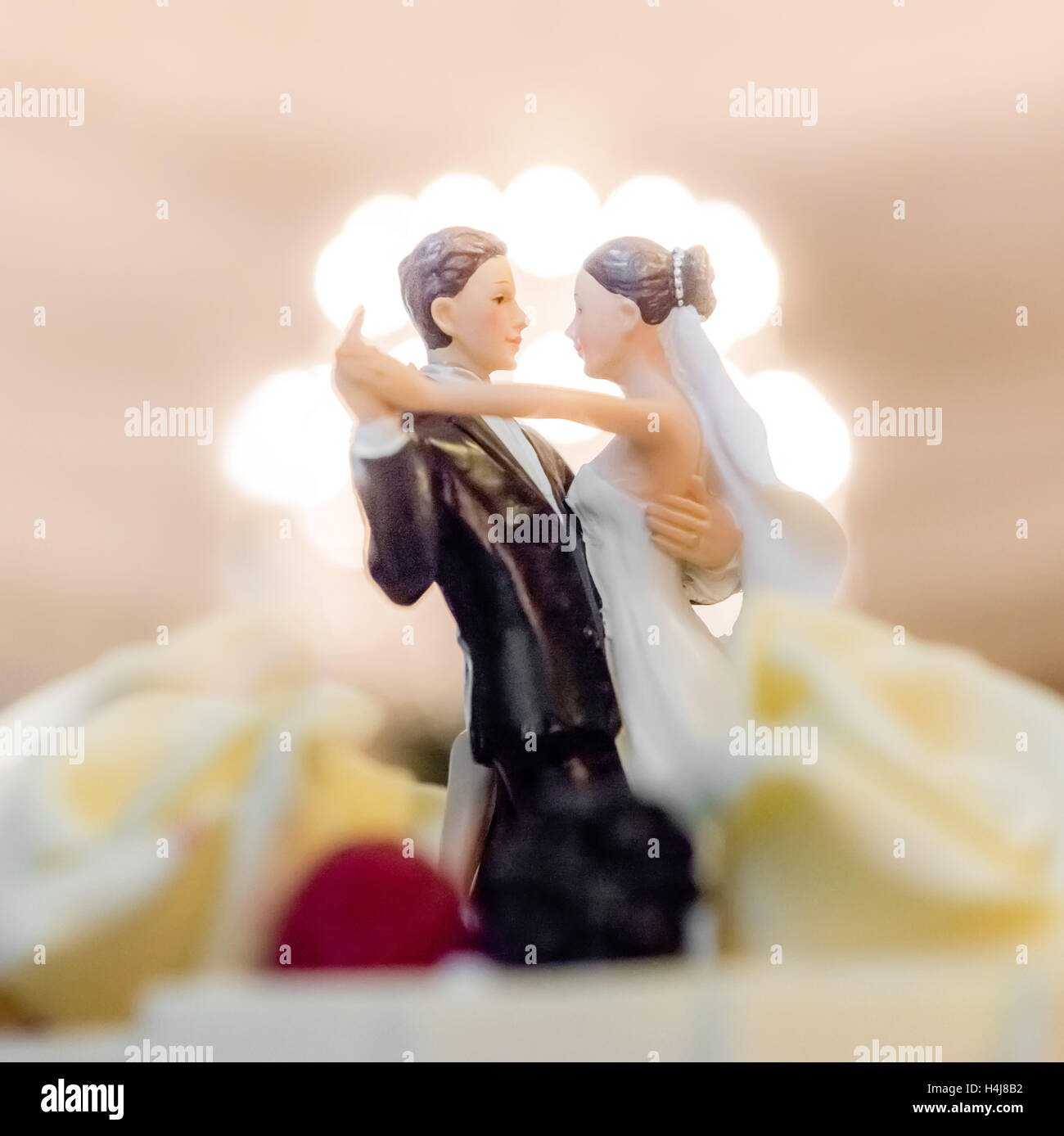 Jeunes mariés, figurine couple on-top de gâteau de mariage Banque D'Images