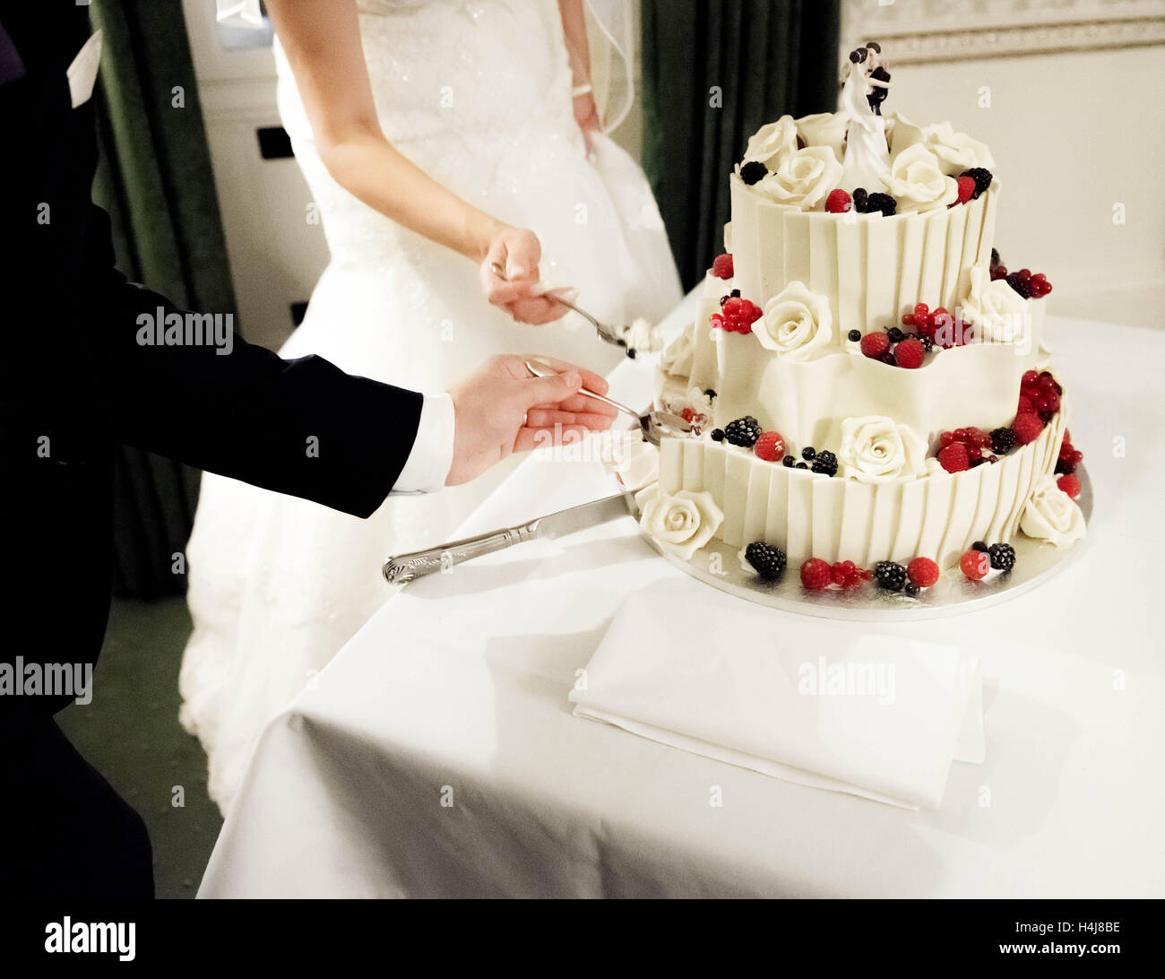 Mariée et le marié se préparer à manger le gâteau Banque D'Images