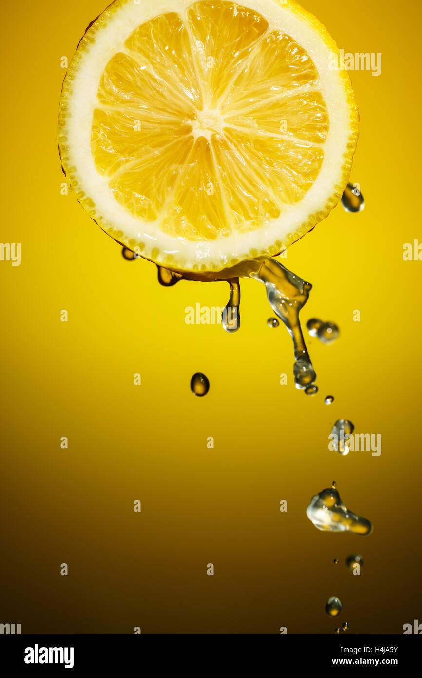 Une moitié de citron à l'eau douce devient isolé sur fond orange Banque D'Images